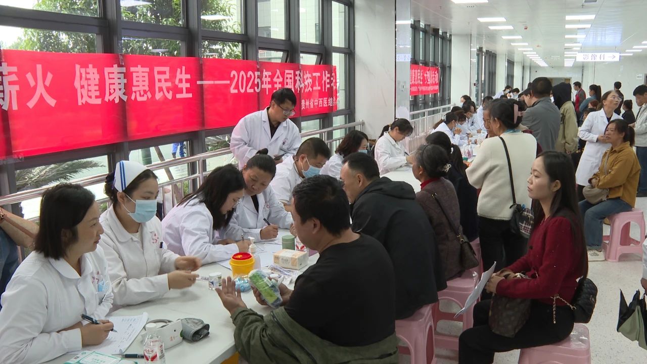 图为义诊活动现场。