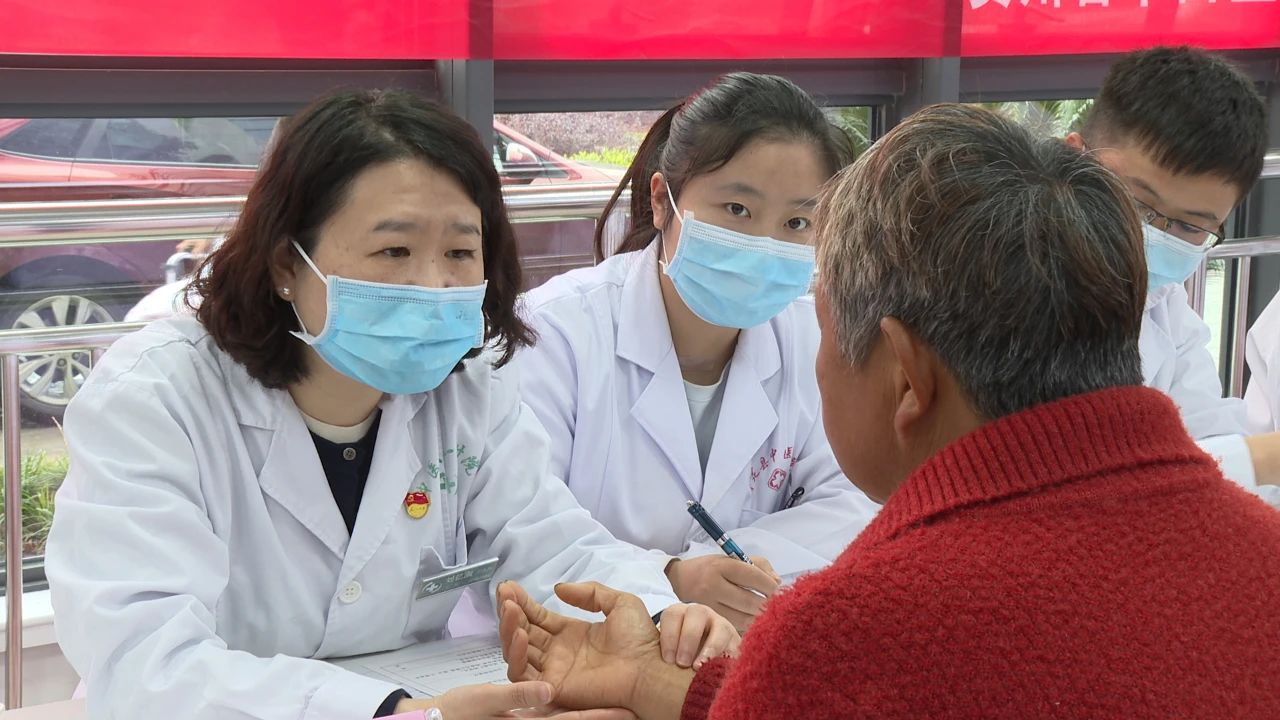 图为义诊活动现场。