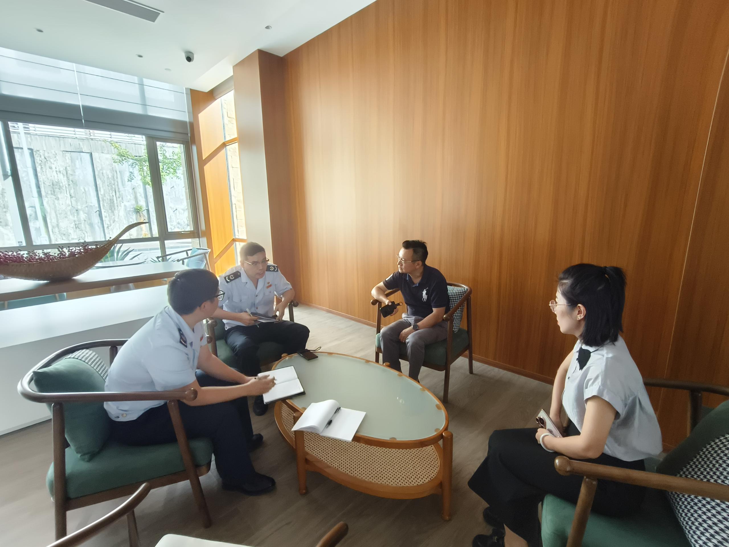 荔波县税务局“专属税费管家”团队主动上门辅导新办企业解决涉税难题。
