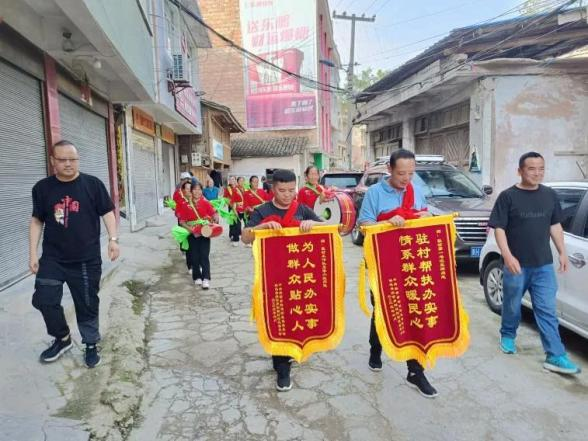 駐村期滿村民自發歡送潘小紅和王燁.png