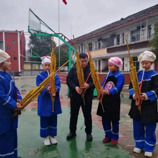 潘小紅在報京小學給學生們現場授藝.png