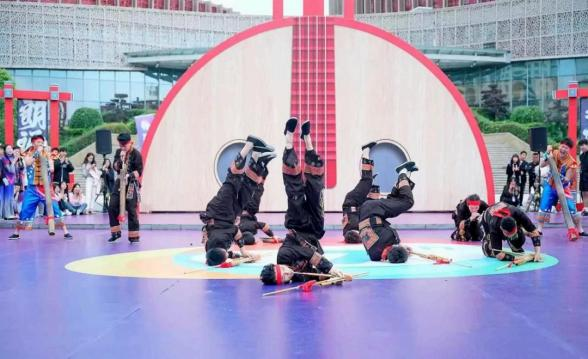 《芒筒蘆笙樂舞》  中的倒立表演.png