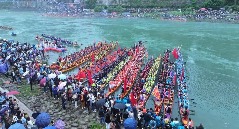 沿河自治县举办第九届端午节赛龙舟活动.