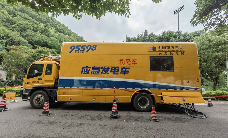 6月4日，南方电网贵州兴义供电局应急发电车进驻兴义中学考点。