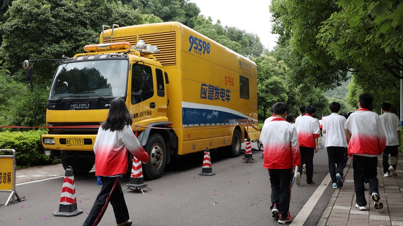 6月4日，南方电网贵州兴义供电局应急发电车进驻兴义中学考点