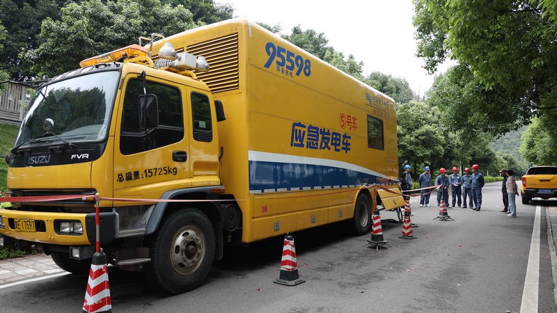 6月4日，南方电网贵州兴义供电局应急发电车进驻兴义中学考点