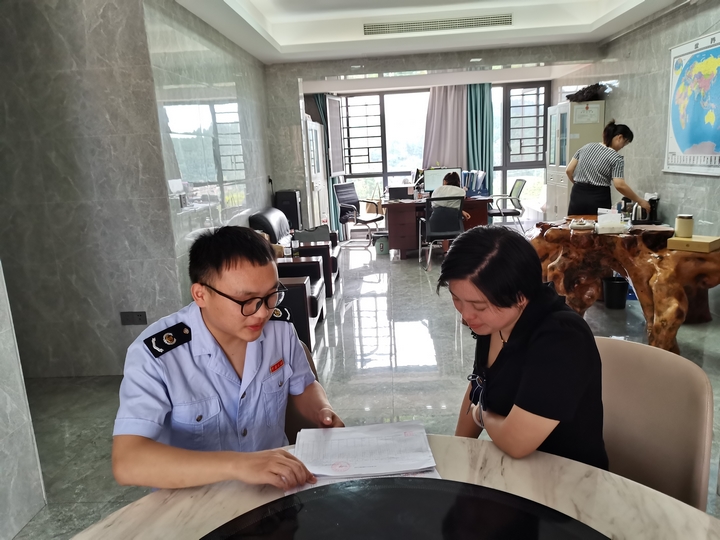 税务干部为企业财务人员答疑解惑。