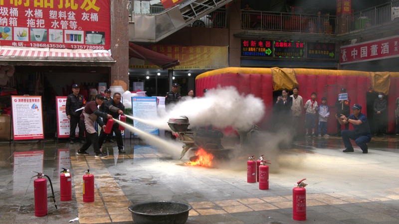 消防員現場演示了滅火器的正確使用方法。