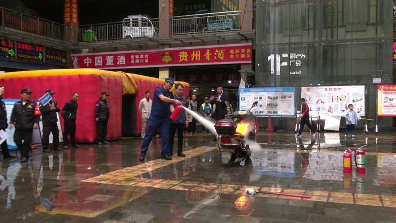消防員現場演示了滅火器的正確使用方法。