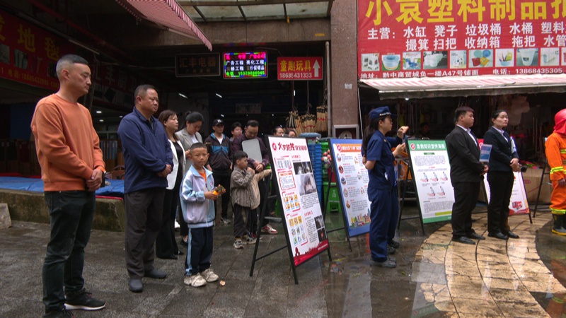 引導樓內人員有序疏散。