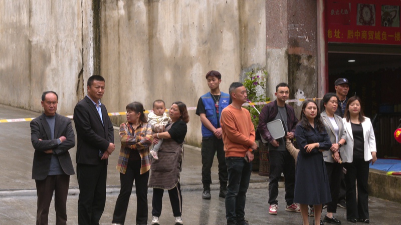 引導樓內人員有序疏散。