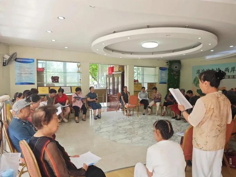 中天花園小區老人們在大營路街道綜合文化服務站的“幸福社”多功能廳排練唱歌。