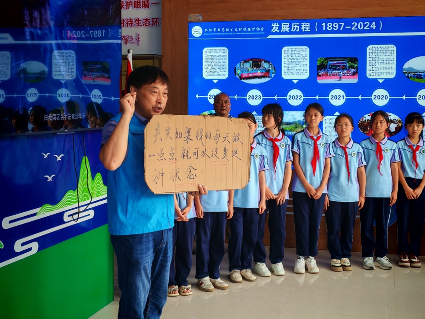 五馬生態協會成員向學生講解環保習慣。