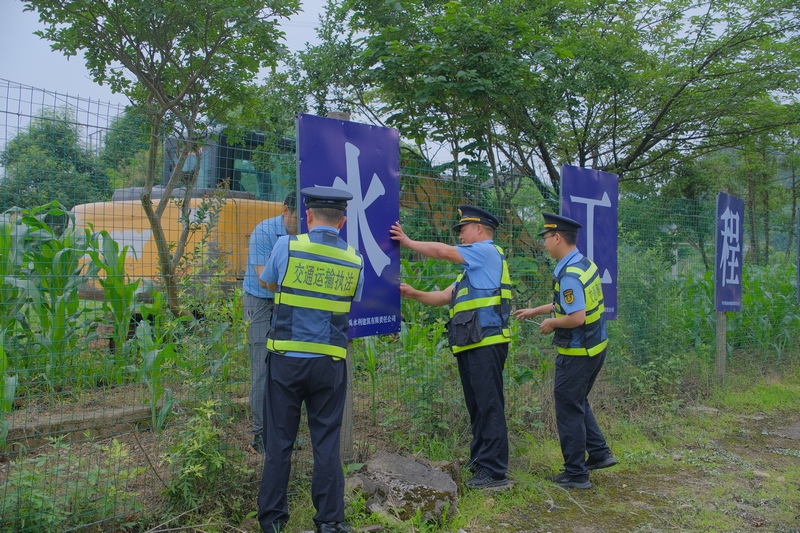 交通执法人员拆除违规广告牌。
