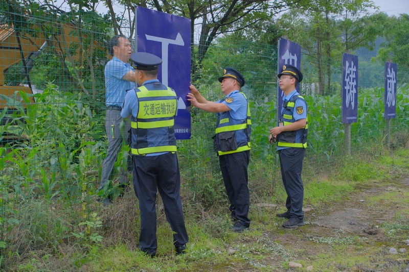 交通执法人员拆除违规广告牌。