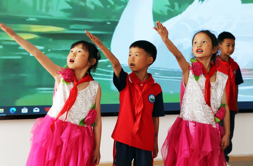 2025年6月4日，在貴州省畢節市黔西市鐵石苗族彝族鄉鐵石小學，學生正在進行詩詞朗讀誦唱比賽。