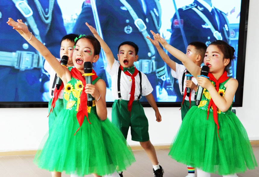 2025年6月4日，在貴州省畢節市黔西市鐵石苗族彝族鄉鐵石小學，學生正在進行詩詞朗讀誦唱比賽。