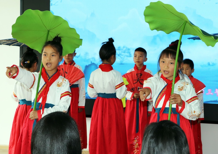 2025年6月4日，在貴州省畢節市黔西市鐵石苗族彝族鄉鐵石小學，學生正在進行詩詞朗讀誦唱比賽。