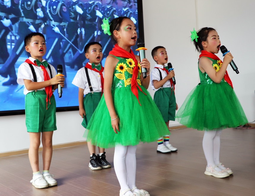 2025年6月4日，在貴州省畢節市黔西市鐵石苗族彝族鄉鐵石小學，學生正在進行詩詞朗讀誦唱比賽。 