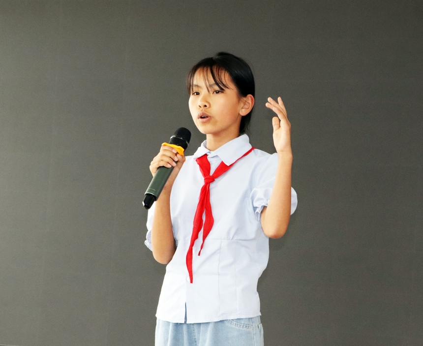 2025年6月4日，在貴州省畢節市黔西市鐵石苗族彝族鄉鐵石小學，學生正在進行詩詞朗讀誦唱比賽。