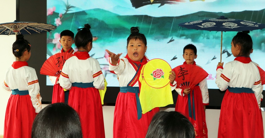 2025年6月4日，在貴州省畢節市黔西市鐵石苗族彝族鄉鐵石小學，學生正在進行詩詞朗讀誦唱比賽。
