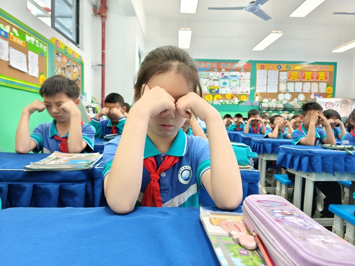 2、仁懷市鹽津二小學生做眼保健操養成良好用眼習慣。.jpg