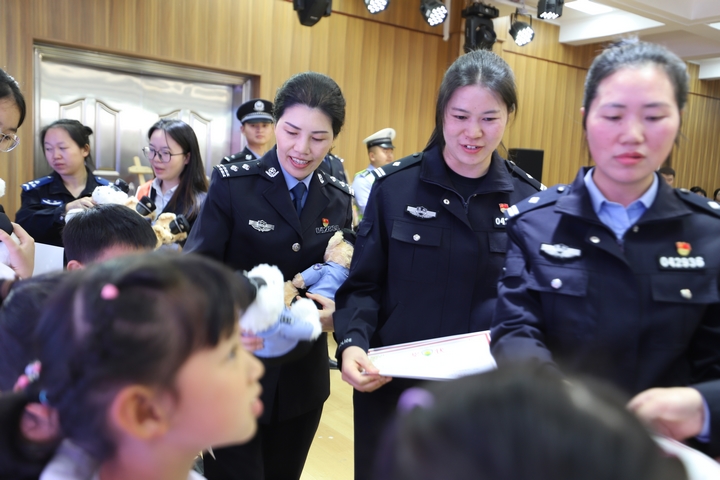 為獲獎選手發放小禮品.jpg