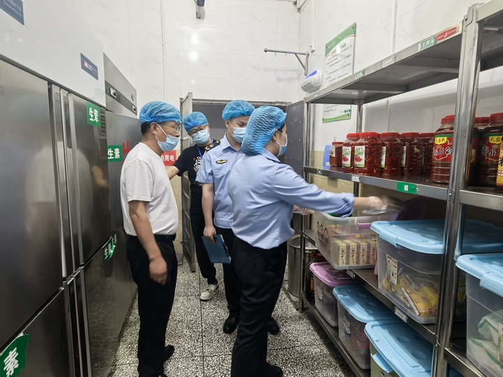 工作人员对考点周边餐饮单位及校园食堂进行检查。王方 摄 (2).jpg