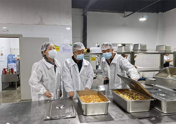 開展食品安全隱患檢查現場。