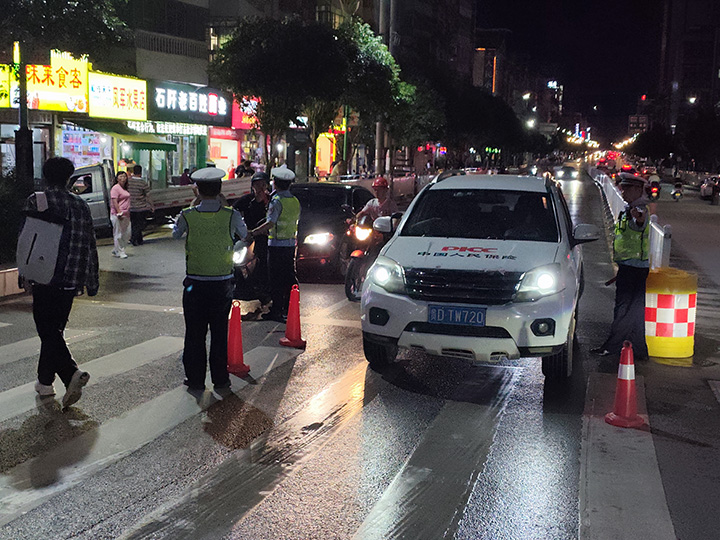 石阡縣“高考護航行動”現場。