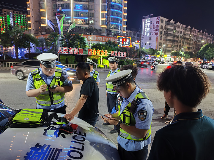 石阡縣“高考護航行動”現場。