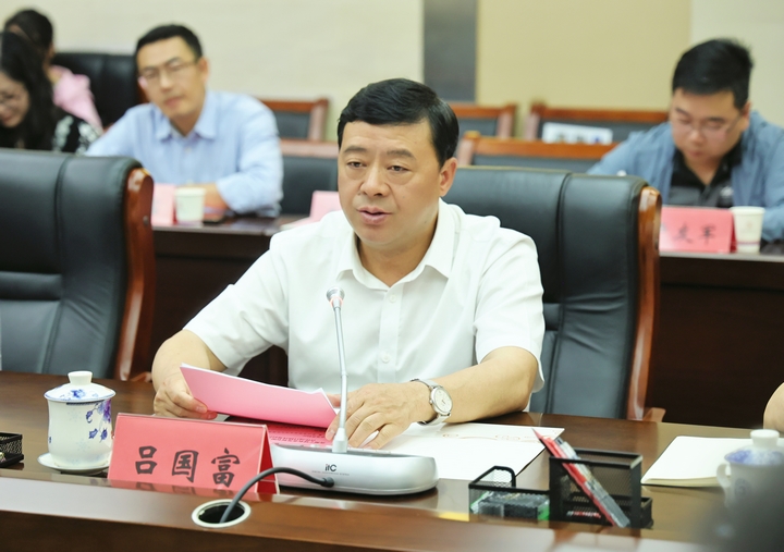貴州民族大學黨委書記呂國富講話.jpg