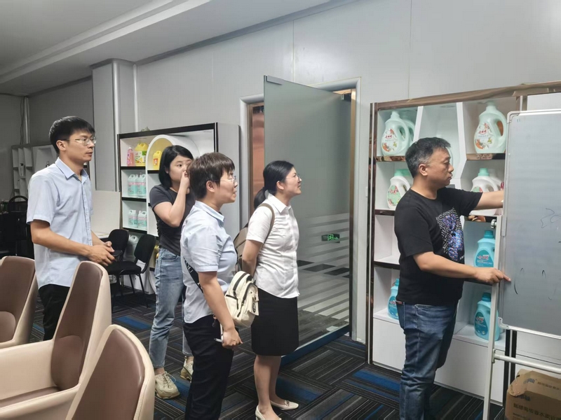 郵儲銀行工作人員走訪企業了解其產品。郵儲銀行貴州省分行供圖