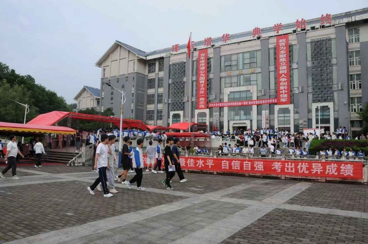 考生們自信滿滿地走進考場.jpeg