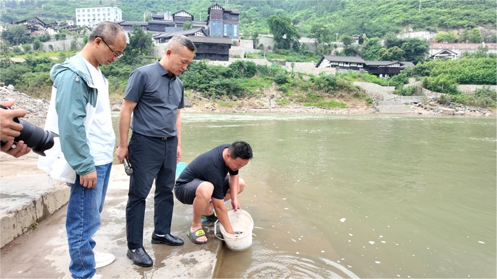 农业农村局工作人员查看鱼苗入水状态。税会静 摄.JPG