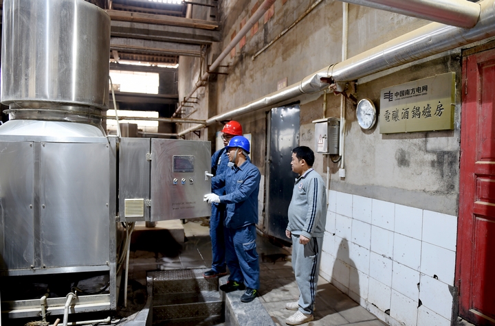 南方电网贵州遵义供电局工作人员对“电酿酒”的电锅炉设备进行用电检查。陈举 摄.JPG