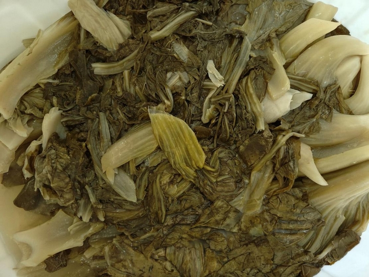 大洪村物业酸菜厂设备调试时试制的酸菜样品.jpg