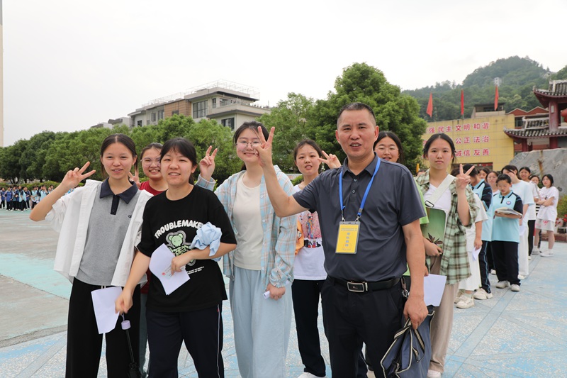 在石阡民族中学考点，老师给考生们加油鼓劲。杨文美摄