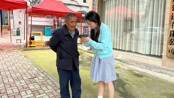 2、息烽县小寨坝镇公共服务中心工作人员正在指导帮助市民完成社保认证工作.jpg