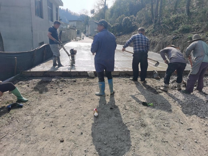 3、正在硬化中石硐镇水头村塔山组至下坝组进村公路.jpg
