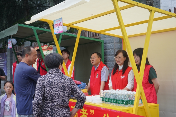 志愿服务点。王方 摄.jpg