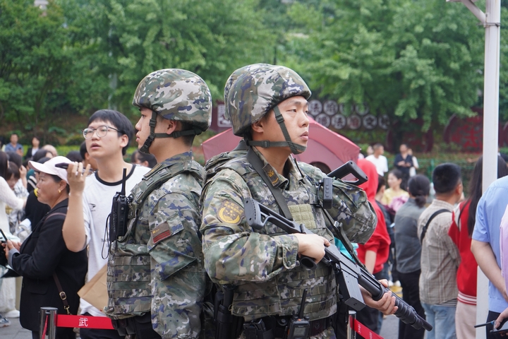 英姿飒爽的“铁骑”护考队。黄源汇 摄.jpg