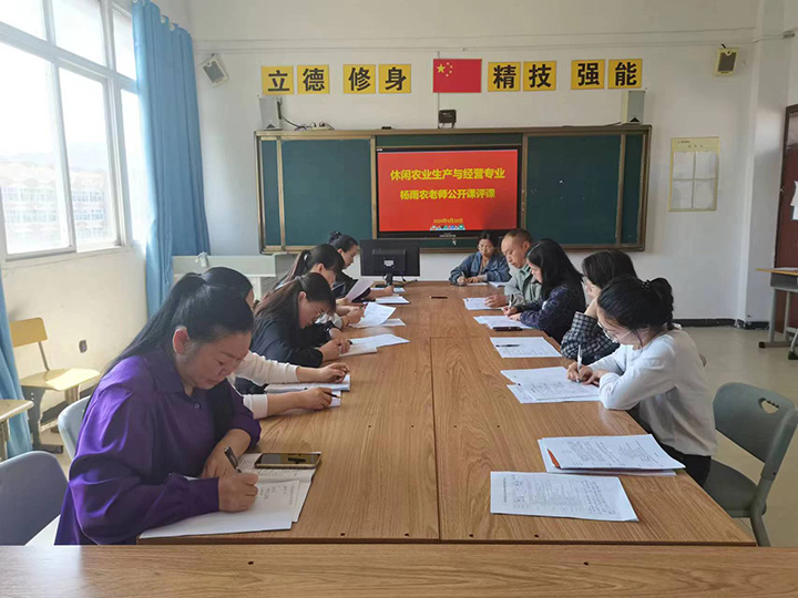 帮扶教师团队深入课堂进行评课活动。