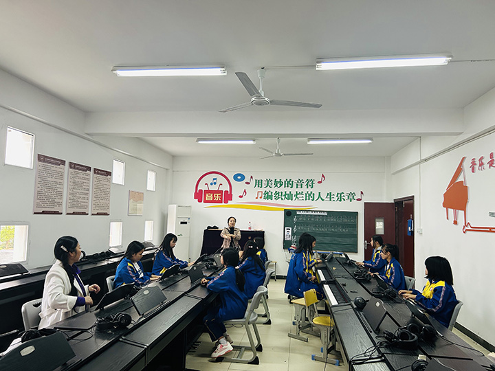 石晶老师指导音乐社团。