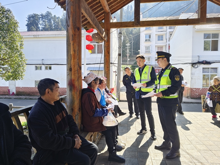执法人员走访村民发放告知书.jpg