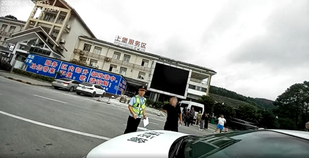 驾驶员向执法人员求助（图为执法记录仪画面）。