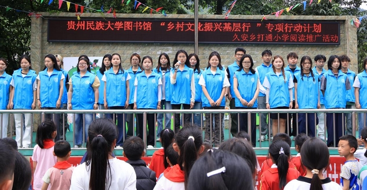 師生共唱《閱讀有光》.jpg