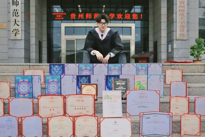 畢業前夕王毅煒與獲獎証書的合影。.jpg