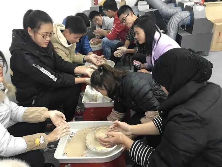 《陶藝賞析與設計制作》課程教學現場。