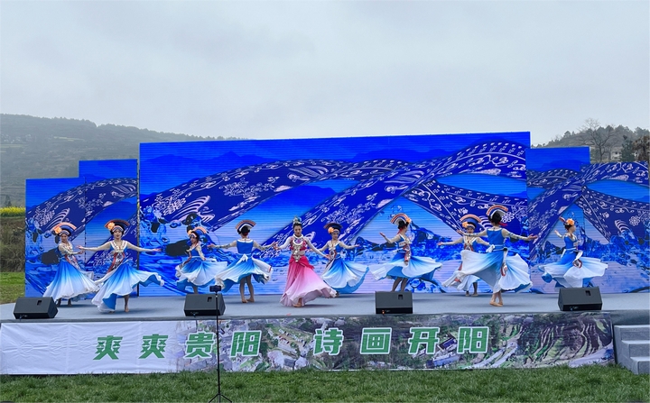 开阳县举行滑翔伞活动.jpg